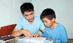 Bố phu hồ, con dọn rác, đỗ thủ khoa 30 điểm