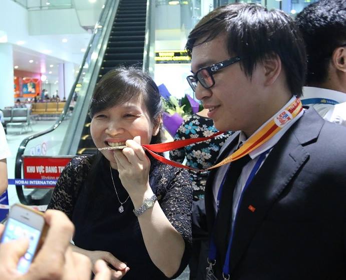 nha co 2 anh em deu gianh huy chuong olympic quoc te