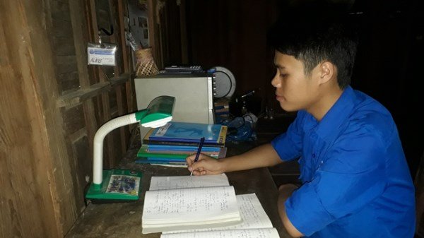 thi sinh dan toc an rau rung cham toi uoc mo tro thanh bac si