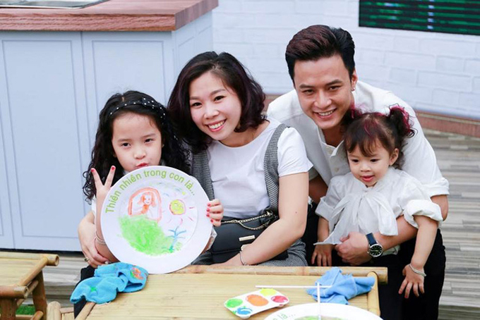 vo chong hong dang cho 2 con gai hoc truong lang