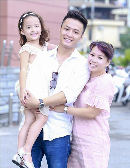 vo chong hong dang cho 2 con gai hoc truong lang