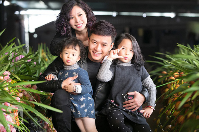 vo chong hong dang cho 2 con gai hoc truong lang