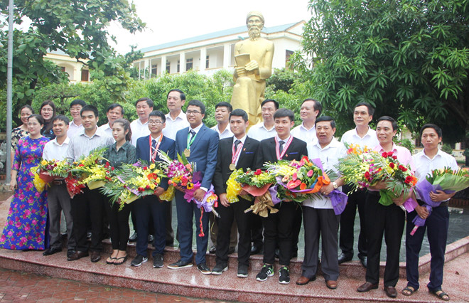 truong phan boi chau don cac chang trai vang ve xu nghe