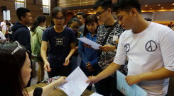 Đãi ngộ người có công, có nên cộng điểm ưu tiên cho con cháu?