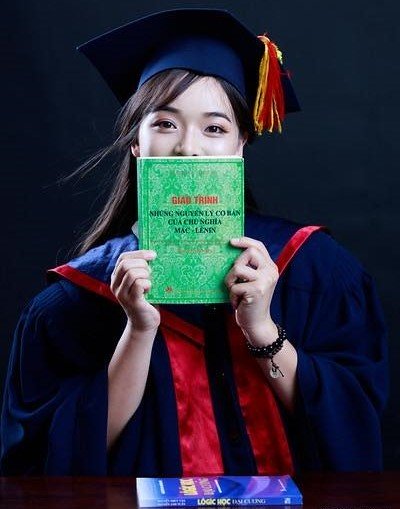 nu sinh tot nghiep xuat sac khoa triet hoc voi khoa luan diem 10