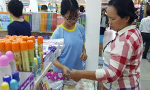 Trường quy định 'đồng phục' cả cặp sách, phụ huynh phát rầu