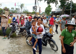 Hàng trăm phụ huynh kéo đến ủy ban xã phản đối sáp nhập trường