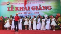 muon sac thai cua hoc tro truong thpt viet duc trong ngay chia tay