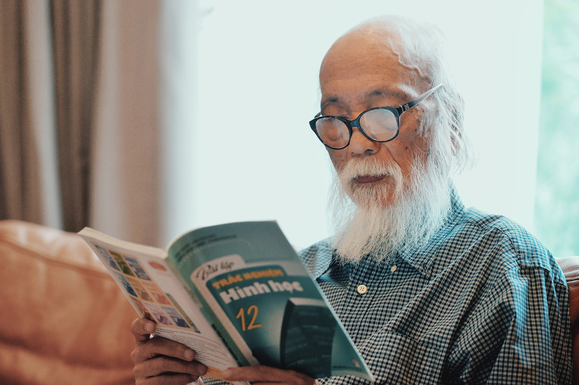 chuyen tinh nam tay nhau di qua 60 mua khai giang