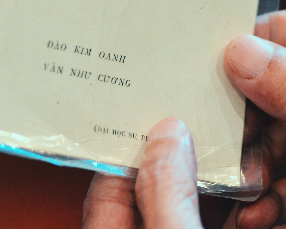 chuyen tinh nam tay nhau di qua 60 mua khai giang