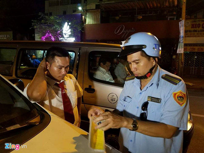 ong doan ngoc hai ngoi tren oto chi dao dep via he sau khi bi de doa
