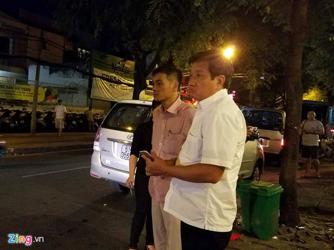 ong doan ngoc hai ngoi tren oto chi dao dep via he sau khi bi de doa