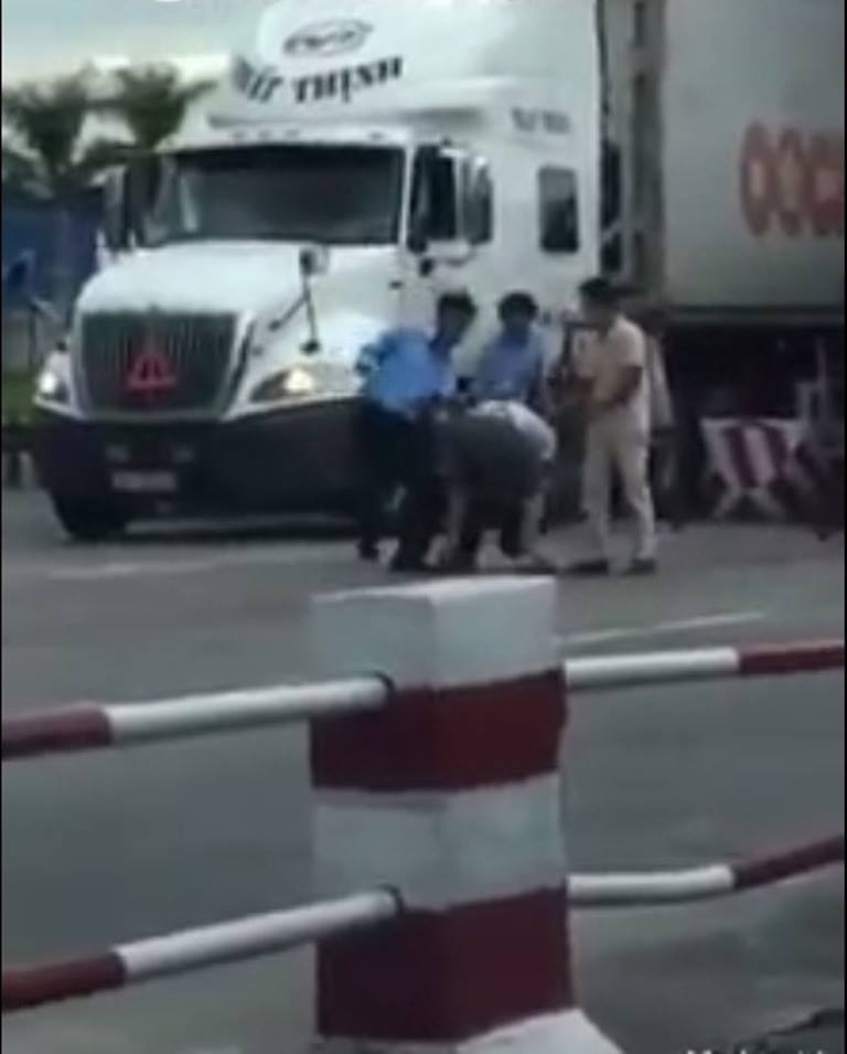 xac minh thong tin tai xe bi nhan vien tram thu phi bot danh vi tra tien le