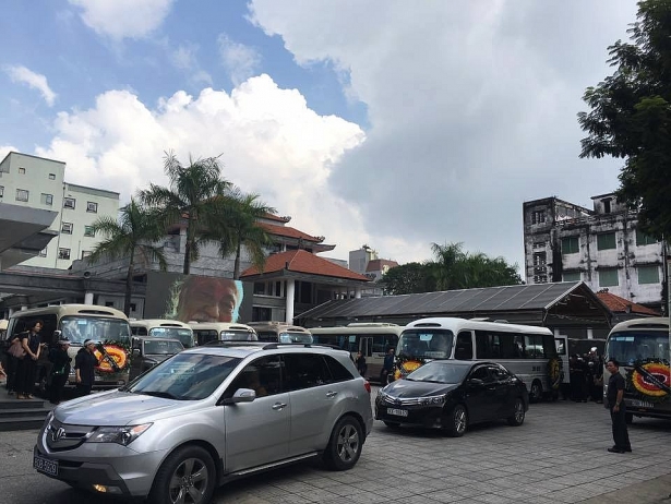 Hàng ngàn người rơi lệ tiễn đưa Nhà giáo Văn Như Cương hang ngan nguoi roi le tien dua nha giao van nhu cuong