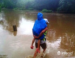 Nghệ An: Xúc động hình ảnh thầy giáo dầm mình cõng học sinh qua lũ dữ