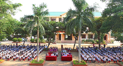 nghe an bo gddt tuyen duong hoc sinh dung cam lao vao nuoc lu cuu nguoi