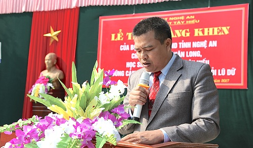 nghe an bo gddt tuyen duong hoc sinh dung cam lao vao nuoc lu cuu nguoi