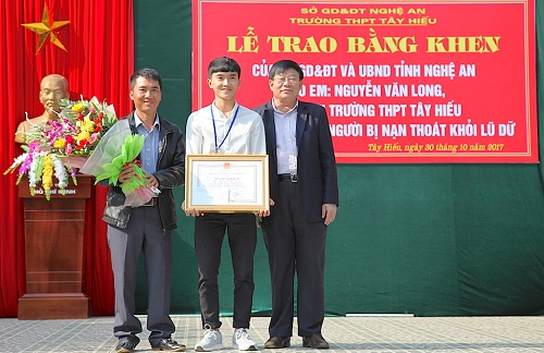 nghe an bo gddt tuyen duong hoc sinh dung cam lao vao nuoc lu cuu nguoi
