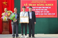 Nghệ An: Bộ GD&ĐT tuyên dương học sinh dũng cảm lao vào nước lũ cứu người
