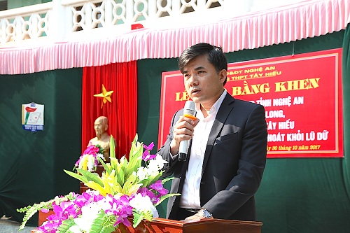 nghe an bo gddt tuyen duong hoc sinh dung cam lao vao nuoc lu cuu nguoi
