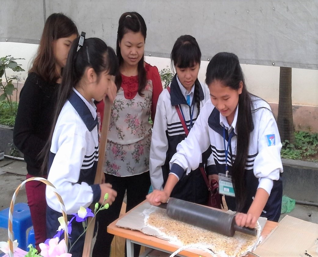 co giao ha noi day hoc sinh lam keo lac keo vung de ban