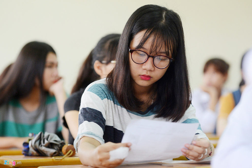 hang nghin nguoi bi duoi hoc truong co giu sinh vien kem la hai minh