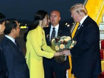 nu sinh tang hoa cho tong thong donald trump gioi 2 ngoai ngu