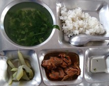 Bữa ăn bán trú cho học sinh có bị cắt xén?: Đúng quy trình vẫn lo