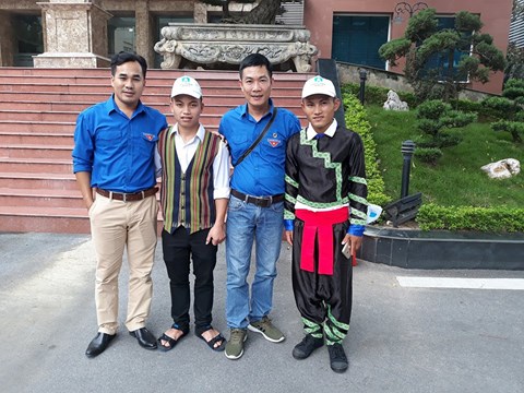 thay giao mang quan ham xanh xoa mu chu cho ba con dan toc bang hat karaoke