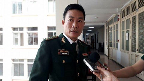 thay giao mang quan ham xanh xoa mu chu cho ba con dan toc bang hat karaoke