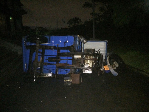 nguoi sai gon khiep via vi cay do cua bay trong mua to kem gio giat 62226