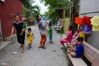 dang don ve sinh 4 cong nhan bi tuong sap vao nguoi gay thuong vong