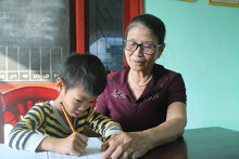 Bà giáo 64 tuổi nuôi trẻ khuyết tật