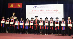 Cụ ông sở hữu 7 bằng đại học vừa nhận bằng thứ 8