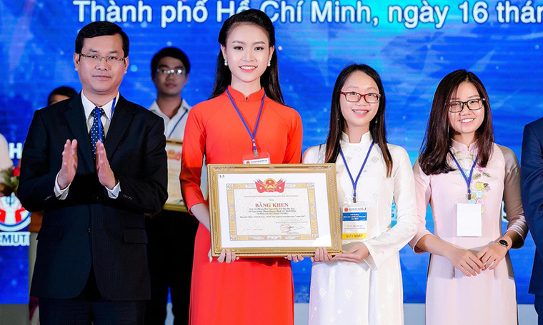 phung bao ngoc van gianh them giai thuong khoa hoc