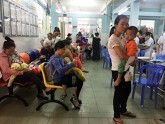 TPHCM: Bệnh nhân ồ ạt nhập viện vì trời lạnh bất thường