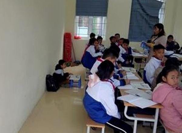 phat hoc sinh ngoi duoi dat vi quen khan quang do
