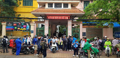 Học sinh nhốn nháo nghỉ học chống bão