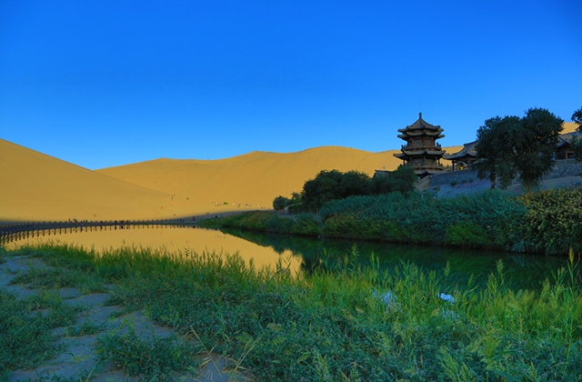 Hồ Bán Nguyệt - mảnh trăng lưỡi liềm màu ngọc bích giữa sa mạc Gobi ho ban nguyet manh trang luoi liem mau ngoc bich giua sa mac gobi
