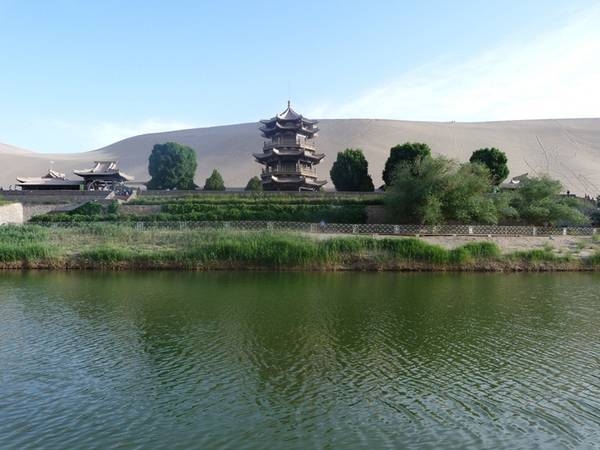 Hồ Bán Nguyệt - mảnh trăng lưỡi liềm màu ngọc bích giữa sa mạc Gobi ho ban nguyet manh trang luoi liem mau ngoc bich giua sa mac gobi
