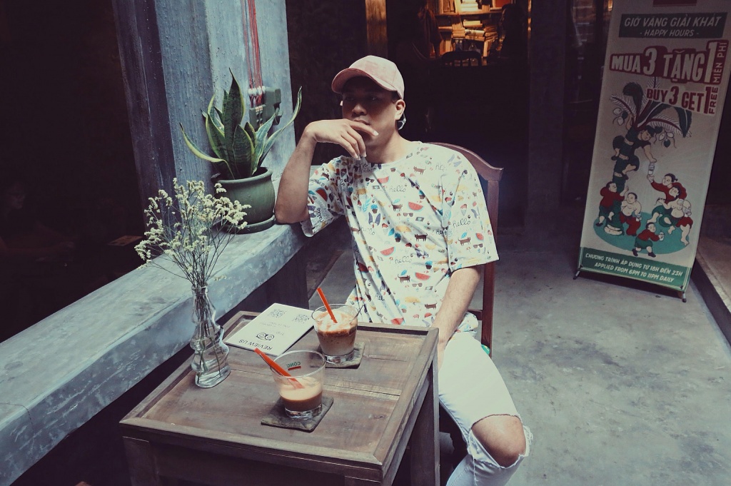 sao review cung den quan cafe ma ca si phan tuan anh thuong hay tru chan ke chuyen doi thuong