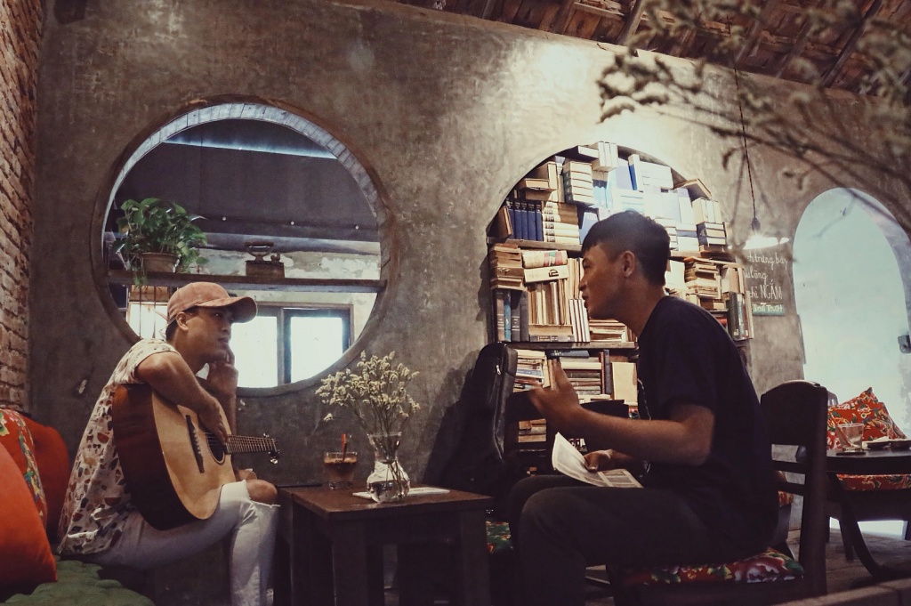 sao review cung den quan cafe ma ca si phan tuan anh thuong hay tru chan ke chuyen doi thuong