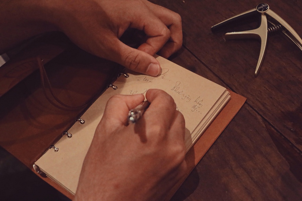 sao review cung den quan cafe ma ca si phan tuan anh thuong hay tru chan ke chuyen doi thuong