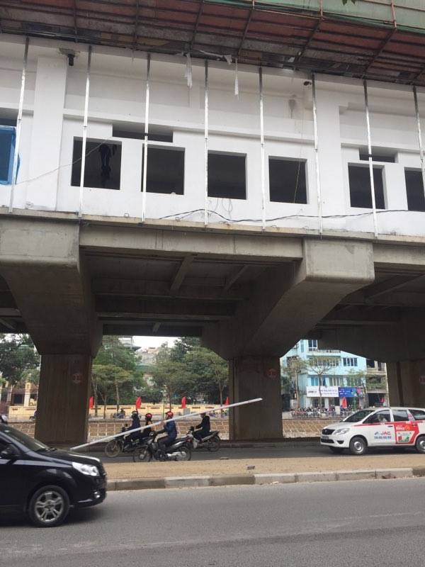 ha noi mot nguoi dan ong roi tu nha ga duong sat tren cao xuong duong