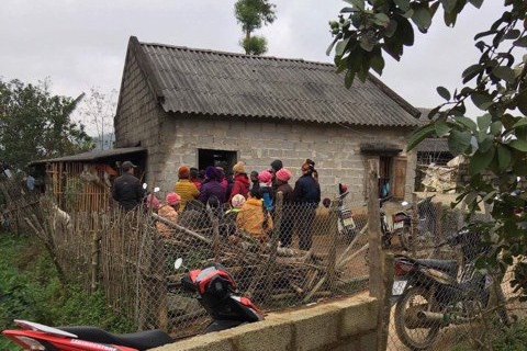 lang son con trai sat hai me de vi khong cho tien mua dien thoai