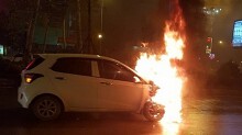 Xe ô tô 4 chỗ bốc cháy ngùn ngụt trên đường giữa trời mưa phùn
