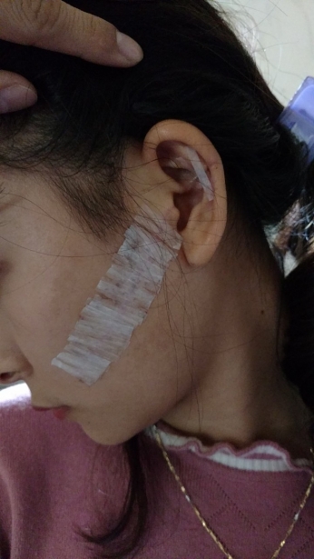 mau thuan o quay ban quan ao nu sinh lop 11 bi dam rach mat