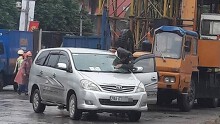 'Thông tin thanh sắt rơi từ công trình đường sắt trên cao làm vỡ kính xe ô tô là không chính xác'