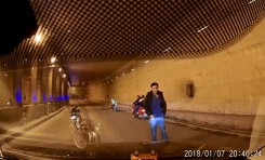 Người đàn ông đi xe máy không đội mũ bảo hiểm chặn đầu, đập vỡ kính xe ô tô
