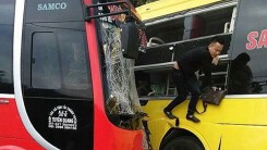Hai xe khách đâm nhau nát đầu, hành khách hoảng loạn đập kính thoát thân